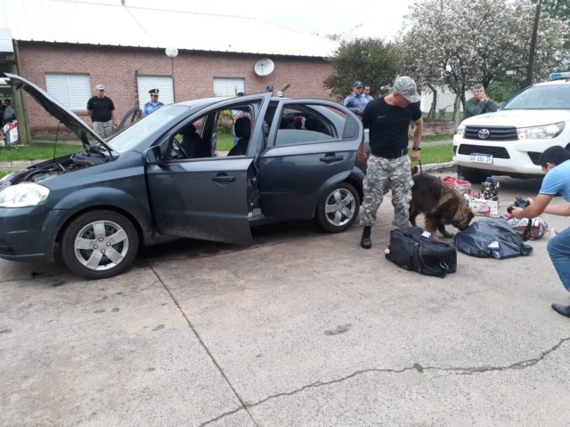 El vehículo es inspeccionado por los policías de Chaco.