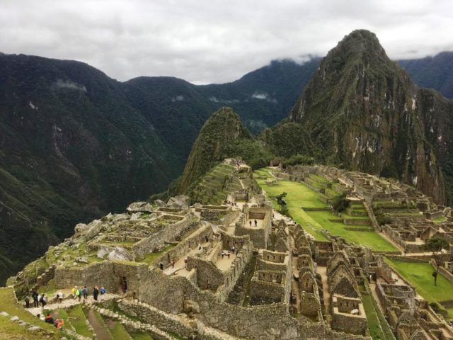 Machu Picchu es una ciudadela inca ubicada en las alturas de las montañas de los Andes en Perú, sobre el valle del río Urubamba. Se construyó en el siglo XV y luego fue abandonada, y es famosa por sus sofisticadas paredes de piedra.