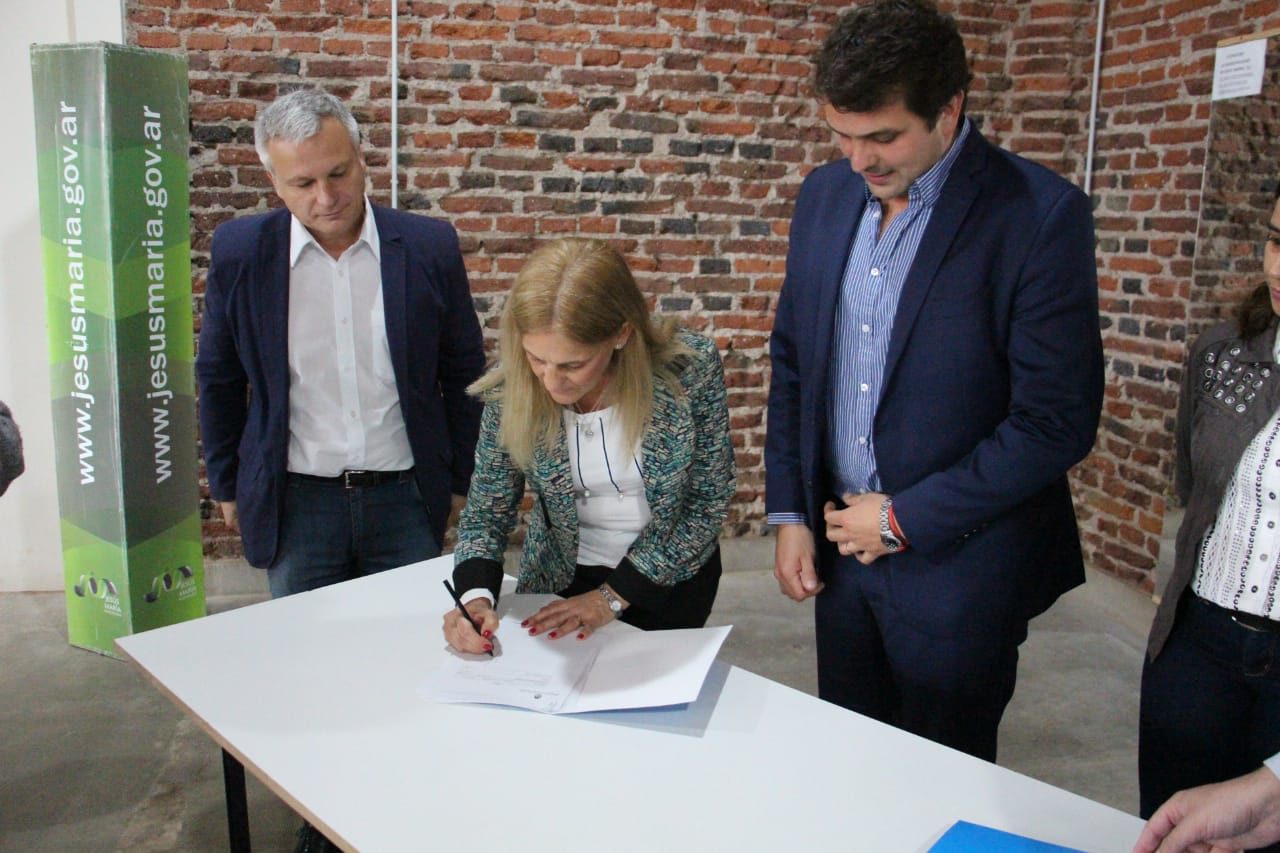 La Intendenta firmó el convenio con autoridades del Ministerio del Interior, por el cual Jesús María recibirá fondos para comprar una retroexcavadora.