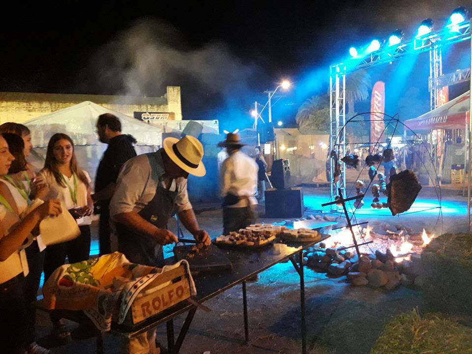 Tradicional degustación de asado en el stand de Jesús María. Imagen Cortesía Turismo Jesús María.